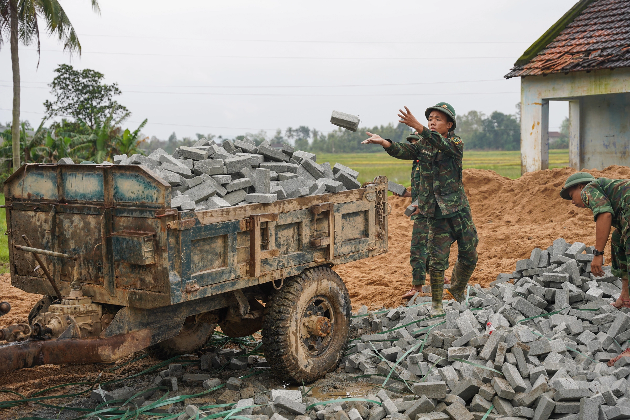Loạt nhà chống lũ ở Hòa Thịnh sau hơn hai tuần xây dựng - 5