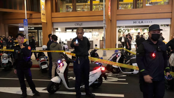 Cảnh sát phong tỏa hiện trường vụ đâm chém tại Đài Bắc tối 19-12. Ảnh: AP