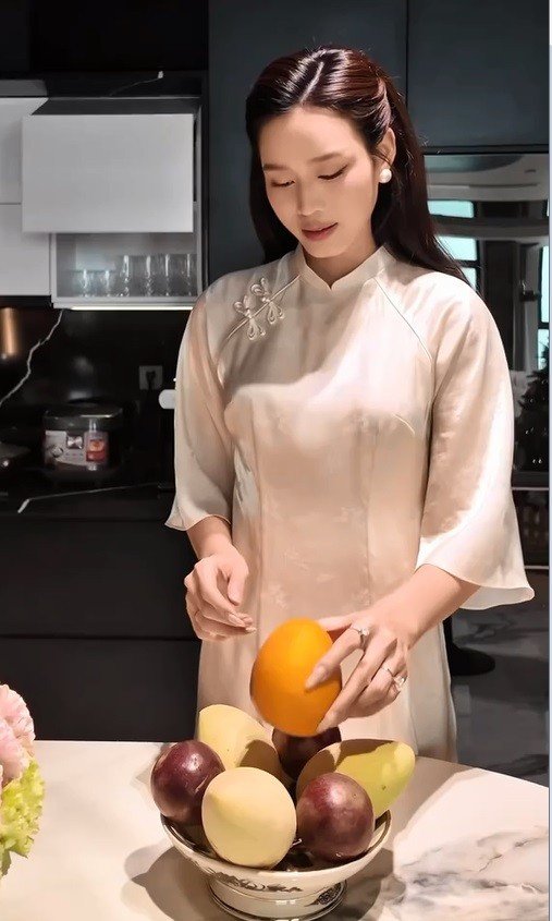 Chưa sang năm mới nhưng Hoa hậu Đỗ Thị Hà đã chuẩn bị áo dài đón Tết rồi đây - 4