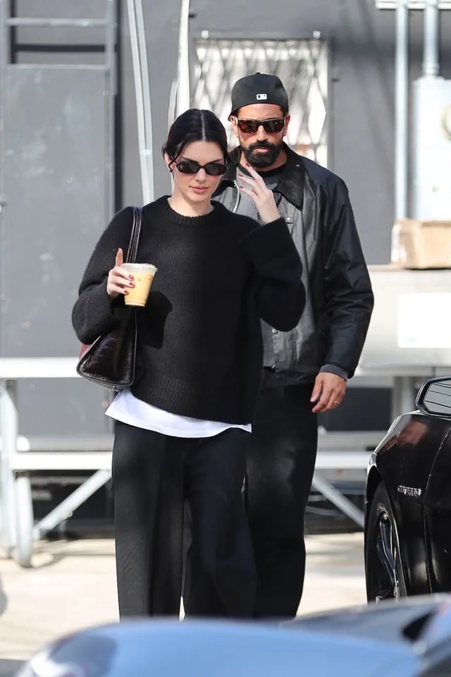 Kendall Jenner và Ben Gorham mua sắm hôm 17/12. Ảnh: Backgrid