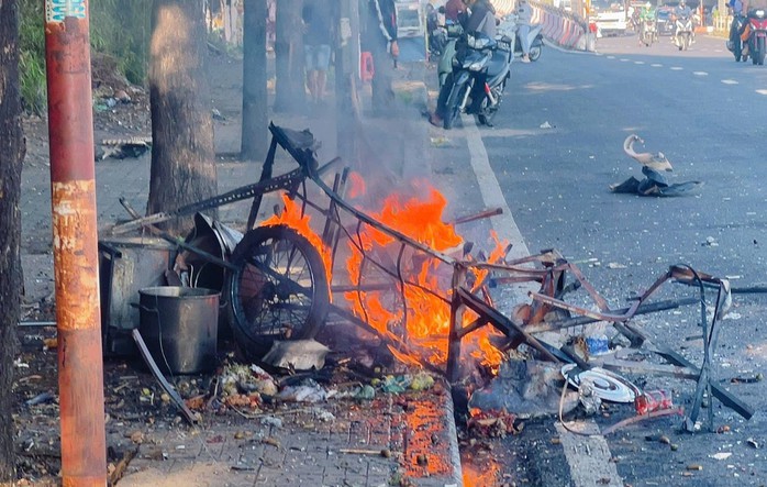 Xe bún riêu bị nổ tan tành.