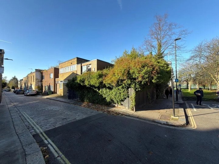 Dữ liệu bất động sản cho thấy, những ngôi nhà ở khu vực này thường xuyên có giá bán rất cao, trung bình đạt mức 1.338.085 bảng Anh trong năm qua (tương đương 45 tỷ đồng). (Ảnh: SWNS)