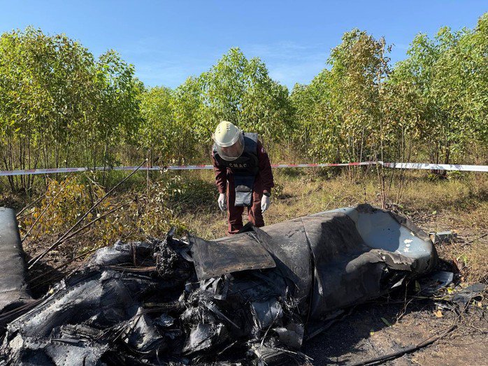 Phía Campuchia kiểm tra xác chiếc UAV bị rơi. Ảnh: Phnom Penh Post