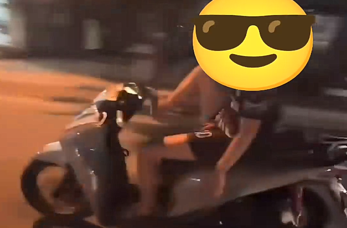 Nam thanh niên dùng chân điều khiển xe máy (Ảnh cắt từ clip)