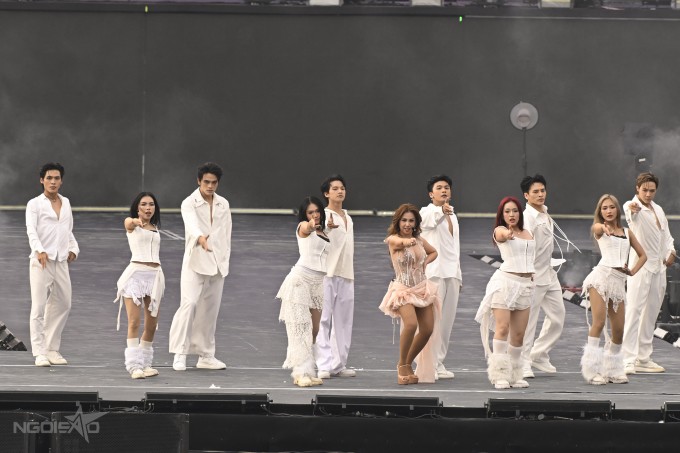 Minh Tuyết có màn vũ đạo nóng bỏng cùng hàng chục vũ công.