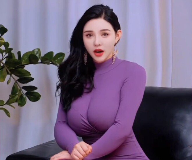 Gia Gia có thân hình nóng bỏng.