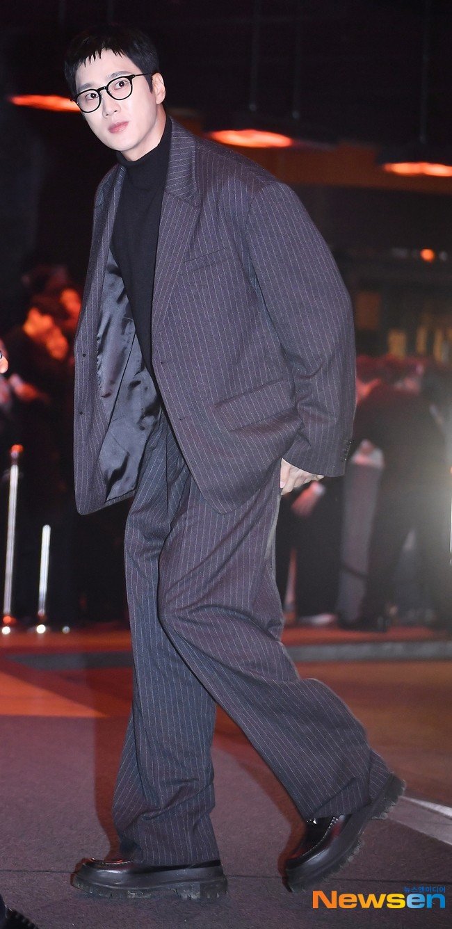 Góp mặt tại hôn lễ Kim Woo Bin - Shin Min Ah, Nam Joo Hyuk và Ahn Bo Hyun diện trang phục đơn giản nhưng vẫn lịch lãm. (Ảnh: Newsen)