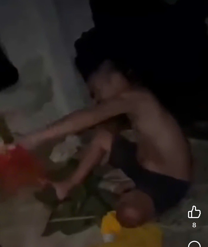 Người đàn ông được cho là sống vô gia cư bị nhóm thiếu niên dùng cán chổi đánh liên tiếp. Ảnh cắt từ clip lan truyền trên mạng xã hội.