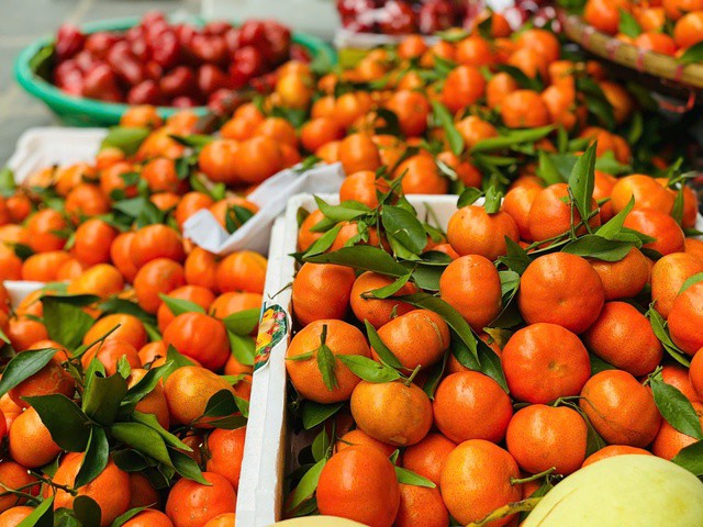 Cam canh Việt Nam thường có màu đỏ pha vàng hoặc xanh lẫn vàng, thậm chí có nhiều quả còn hơi bị rám; kích thước quả không đồng đều, quả to quả nhỏ lẫn lộn.