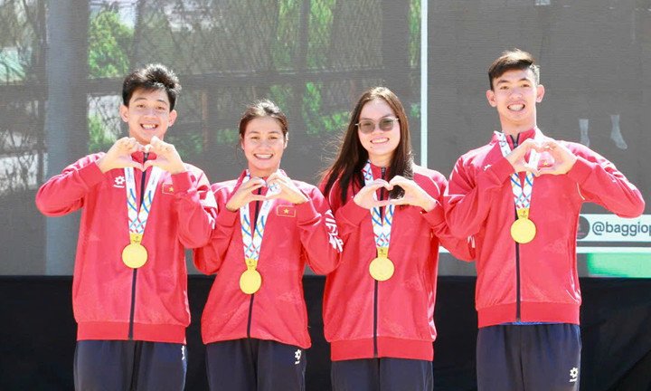 Mỹ Tiên (thứ hai từ trái sang) cùng đồng đội giành HCV cuối cùng cho đoàn Việt Nam tại SEA Games 33.