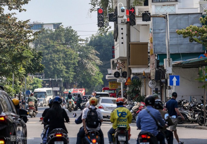Hệ thống đèn giao thông điều khiển bằng camera AI trên phố Nguyễn Thái Học. Ảnh: Việt An