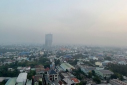 Chất lượng không khí TPHCM tiếp tục ở mức báo động, trời mù mịt