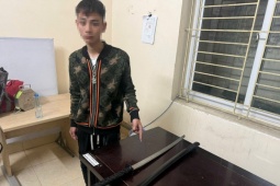 Rủ nhau từ Phú Thọ xuống Hà Nội chơi, hai thanh niên mang kiếm và bình xịt hơi cay để... phòng thân