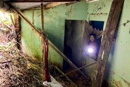 Đất sạt vào tận nhà, nhiều hộ dân Đà Nẵng không dám ngủ mỗi khi mưa lớn