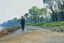 Đường lát gỗ lim siêu sang ở Huế vẫn ngập trong bùn đất sau đợt mưa lũ lịch sử