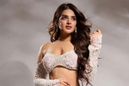 Minh tinh Ấn Độ bị fan nam bủa vây, xô đẩy