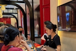 Giá vàng biến động, nhà đầu tư ‘đu đỉnh’ nên giữ hay bán?