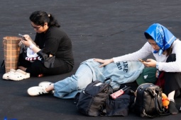 Đu concert 10 tiếng, hàng chục nghìn khán giả mang theo đồ ăn và thảm ngồi