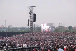 Biển người đổ về Hưng Yên