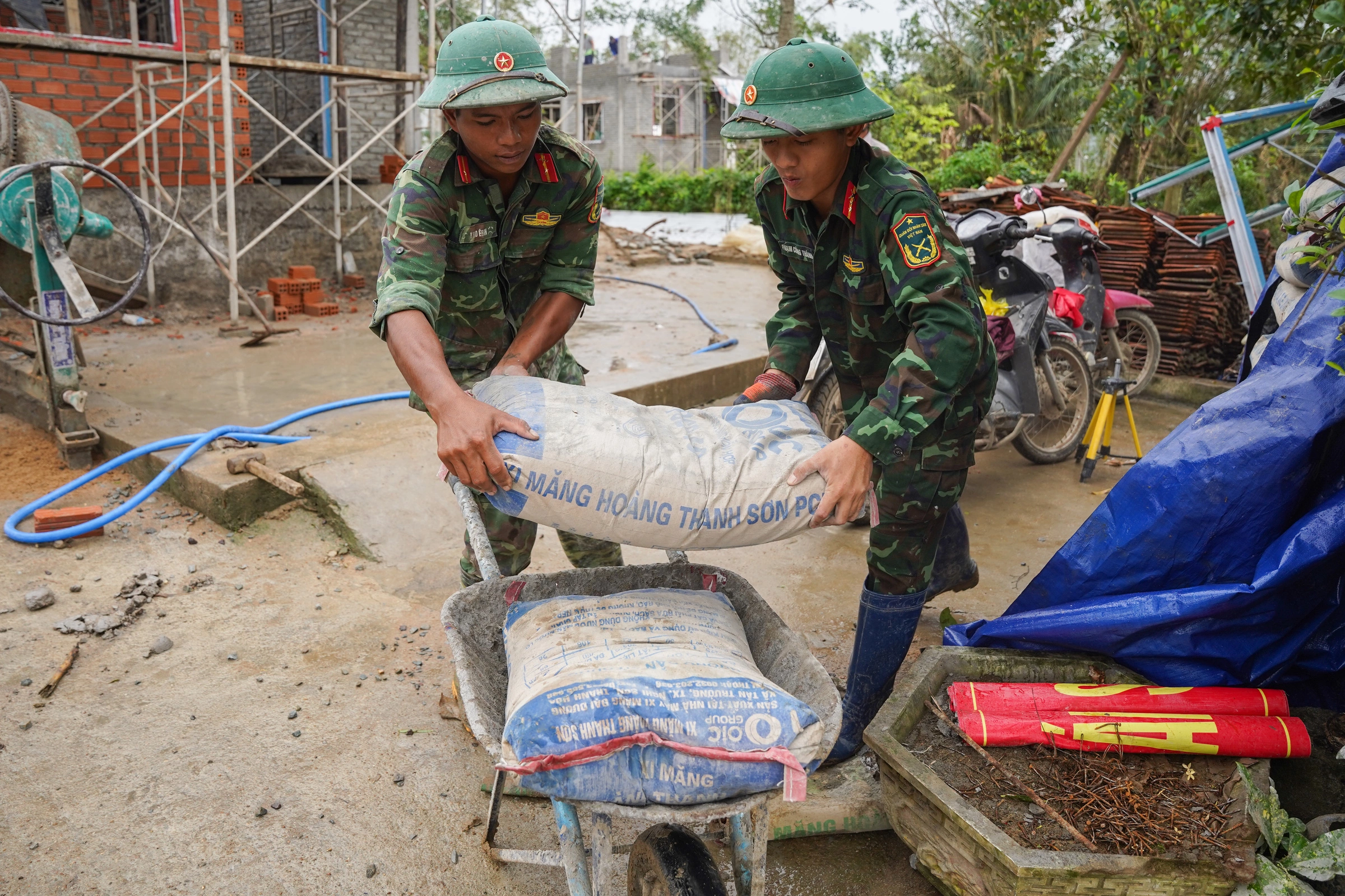 Loạt nhà chống lũ ở Hòa Thịnh sau hơn hai tuần xây dựng - 7