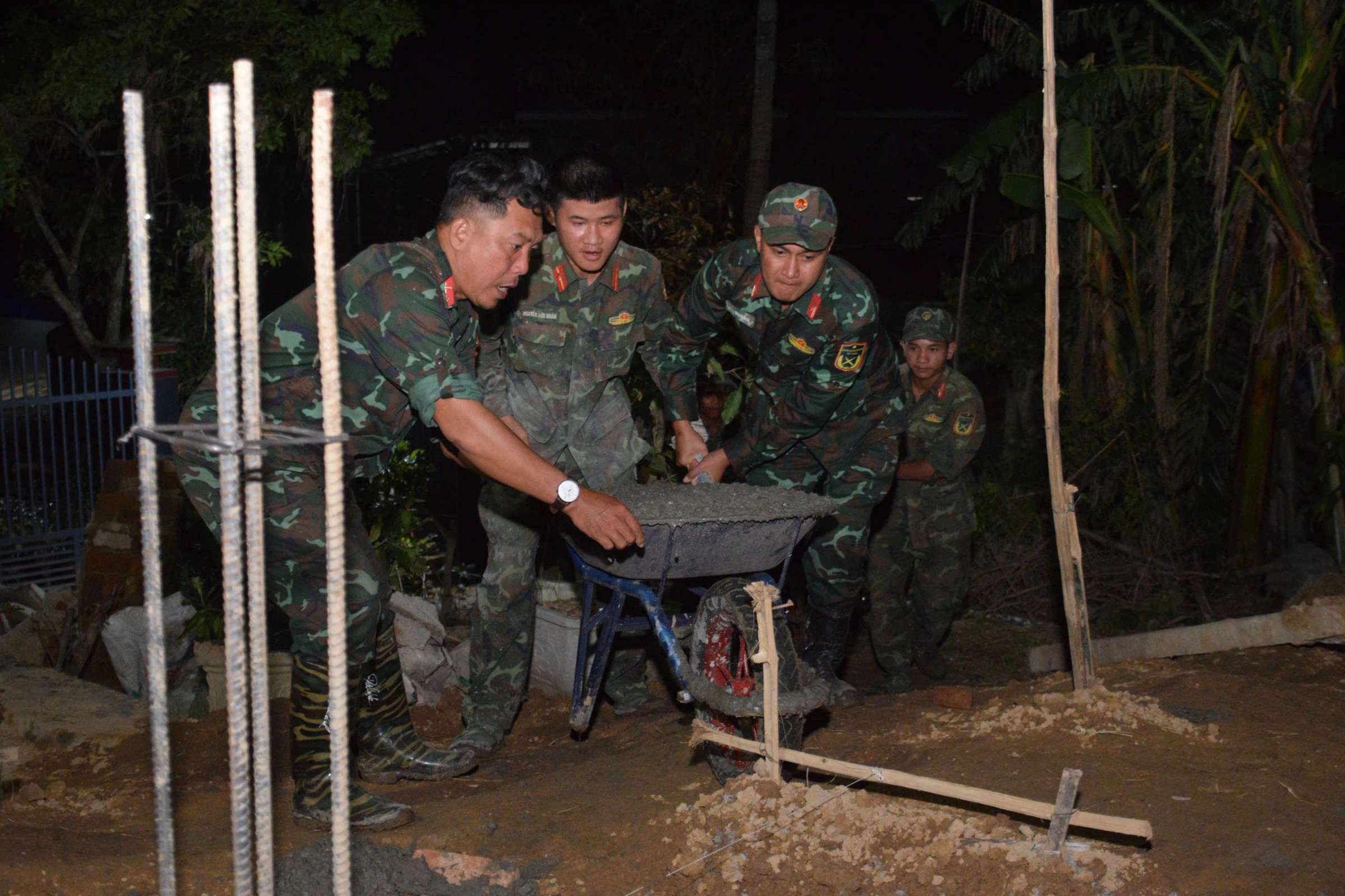 Loạt nhà chống lũ ở Hòa Thịnh sau hơn hai tuần xây dựng - 14