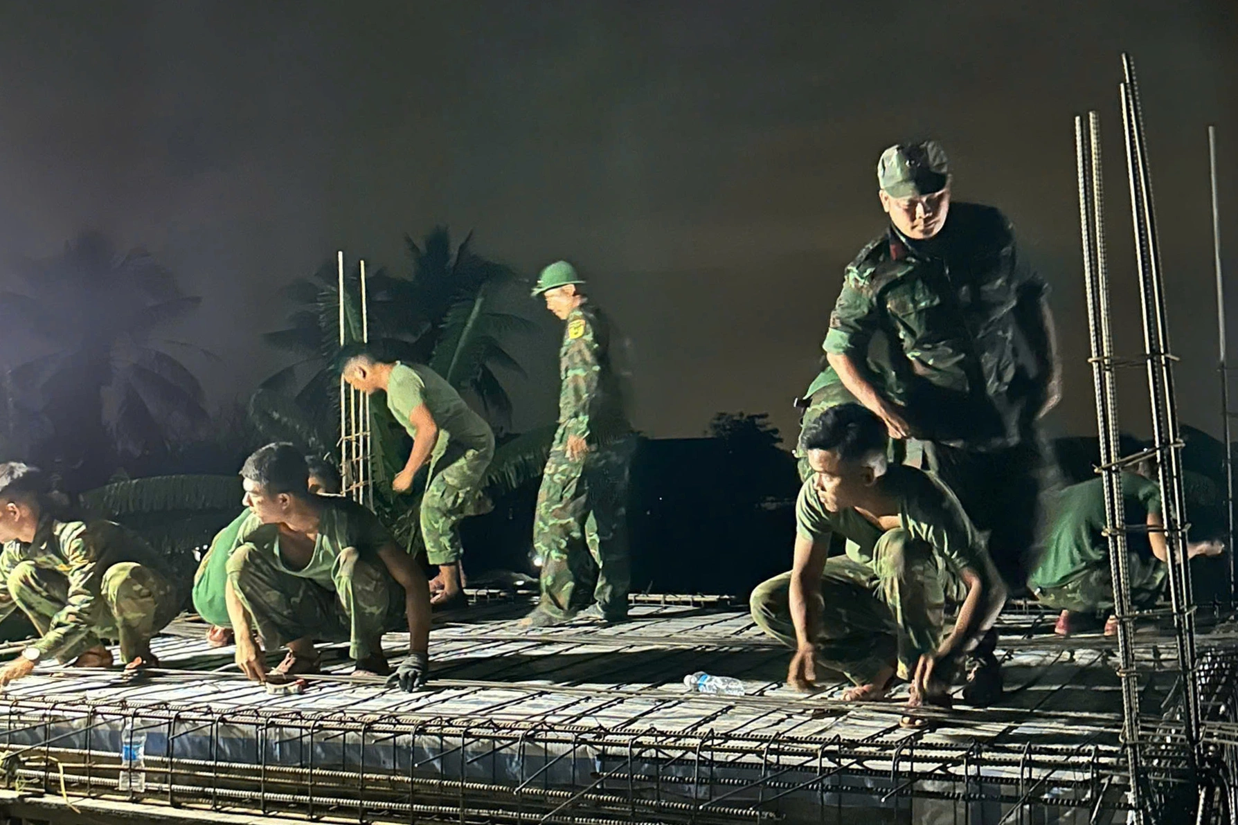 Loạt nhà chống lũ ở Hòa Thịnh sau hơn hai tuần xây dựng - 15