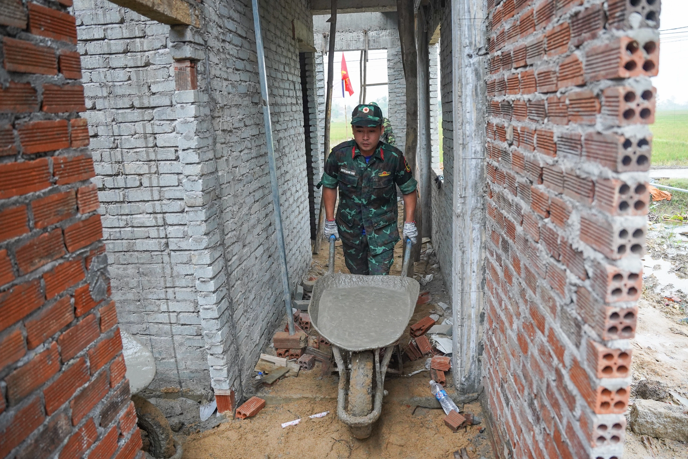 Loạt nhà chống lũ ở Hòa Thịnh sau hơn hai tuần xây dựng - 16