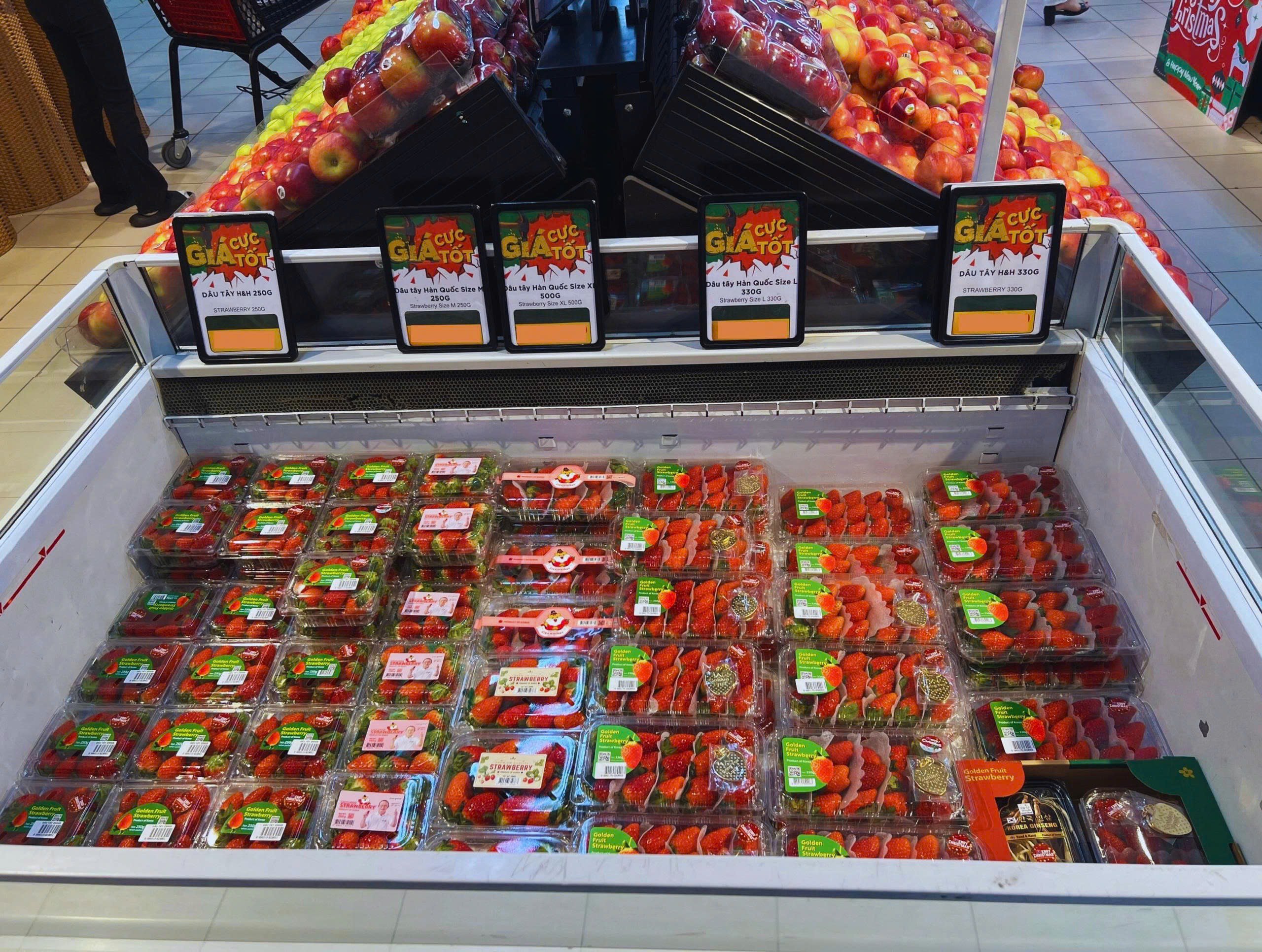 Dâu tây Hàn Quốc đóng hộp cao cấp trưng bày tại siêu thị