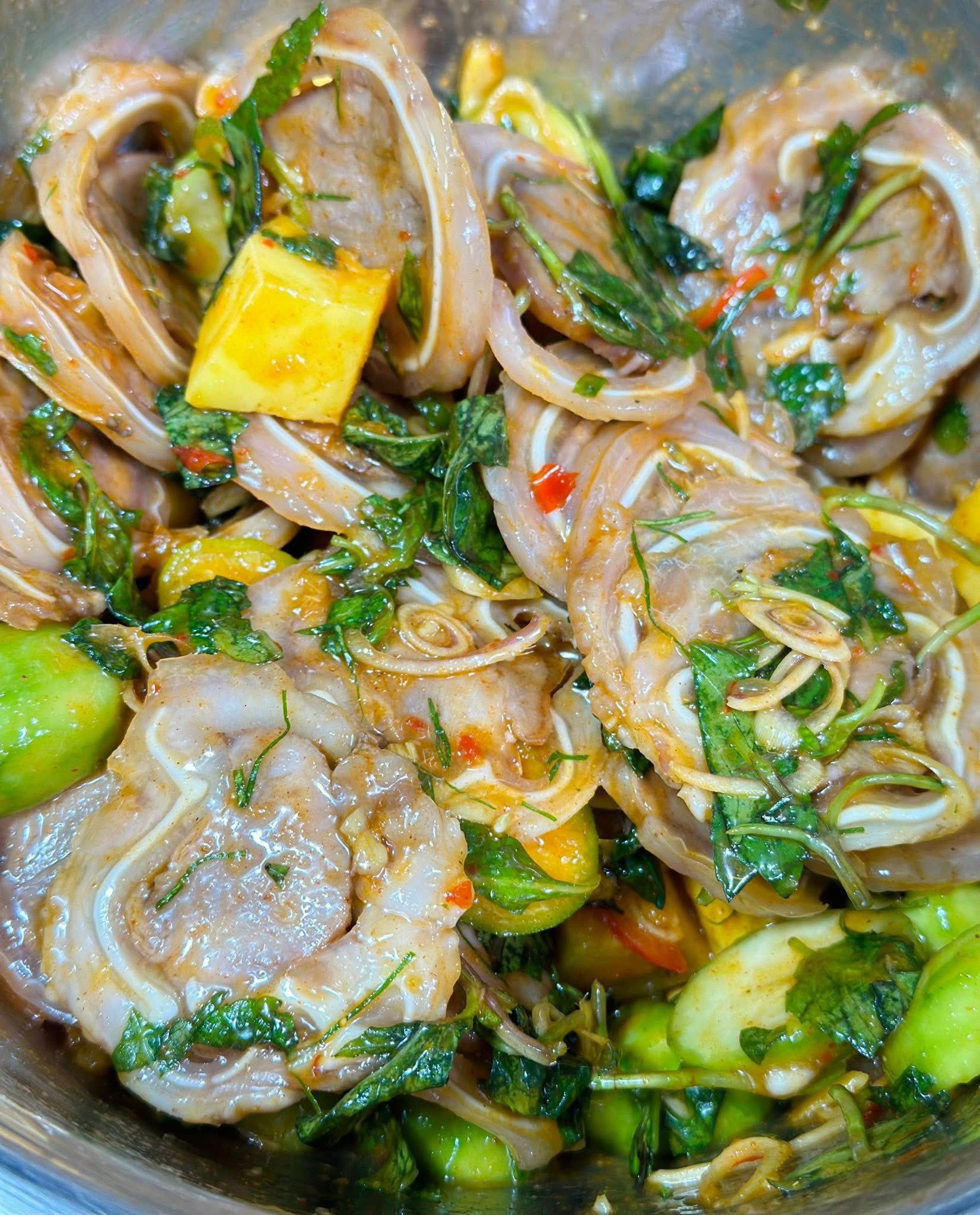 Tai heo bọc lưỡi miếng mỏng, giòn đanh, thấm đẫm gia vị xốt Thái cực ngon.