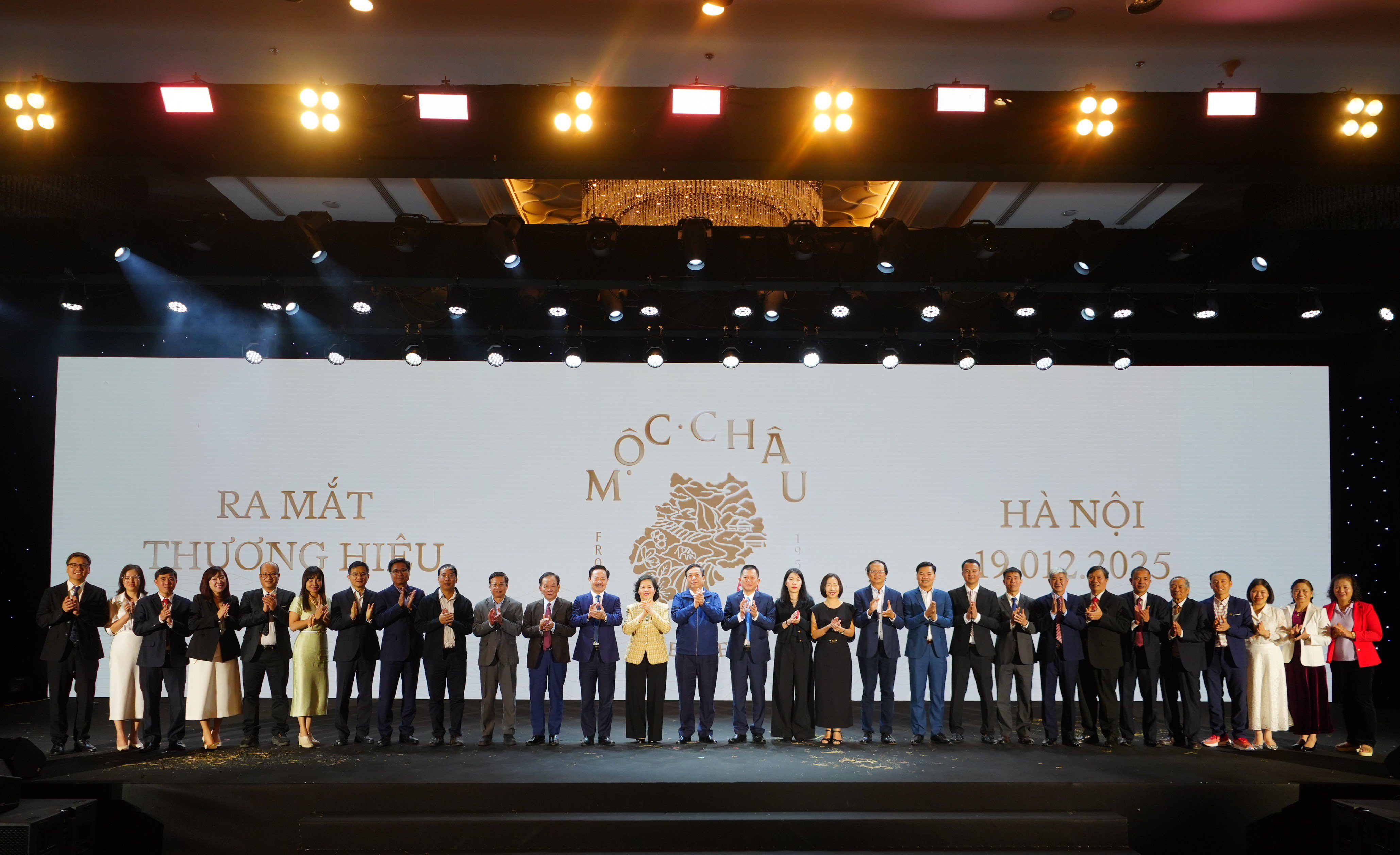 Khoảnh khắc “bình minh thương hiệu” khi logo Mộc Châu Creamery hiện lên trong ánh sáng dịu dàng, như một lời hẹn mở ra hành trình mới của dòng sữa truyền đời.