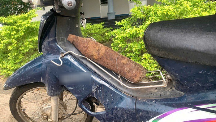 Người đàn ông chở vật có hình dáng giống đạn pháo 105 mm tới công an giao nộp