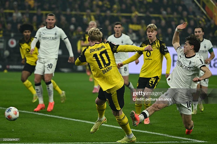 Video bóng đá Dortmund - Monchengladbach: Phủ đầu sắc lẹm, định đoạt phút 90+7 (Bundesliga) - 2