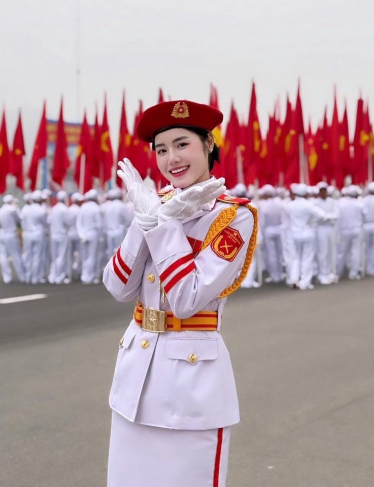 Thân Thị Hưởng, chiến sĩ diễu binh khối nữ Quân nhạc, vừa nhận lời cầu hôn của bạn trai cùng đơn vị Trần Tiến Anh (sinh năm 2000).
