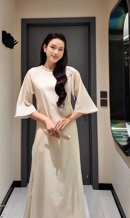 Chưa sang năm mới nhưng Hoa hậu Đỗ Thị Hà đã chuẩn bị áo dài đón Tết rồi đây - 3