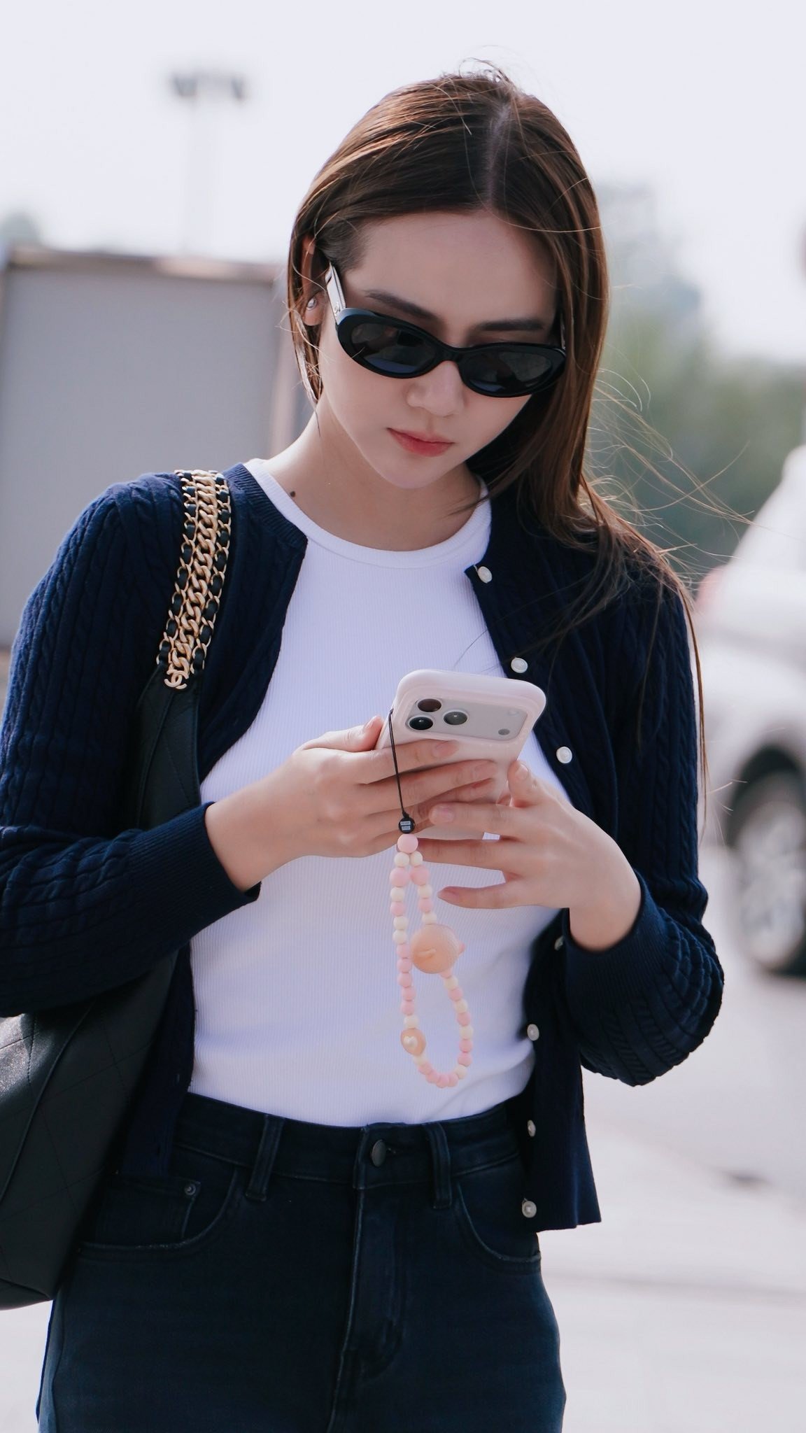 Sao Việt đu trend “ảnh trạm tỷ”: Huyền Lizzie sang chảnh, đến Chi Pu thì lạ lắm - 8