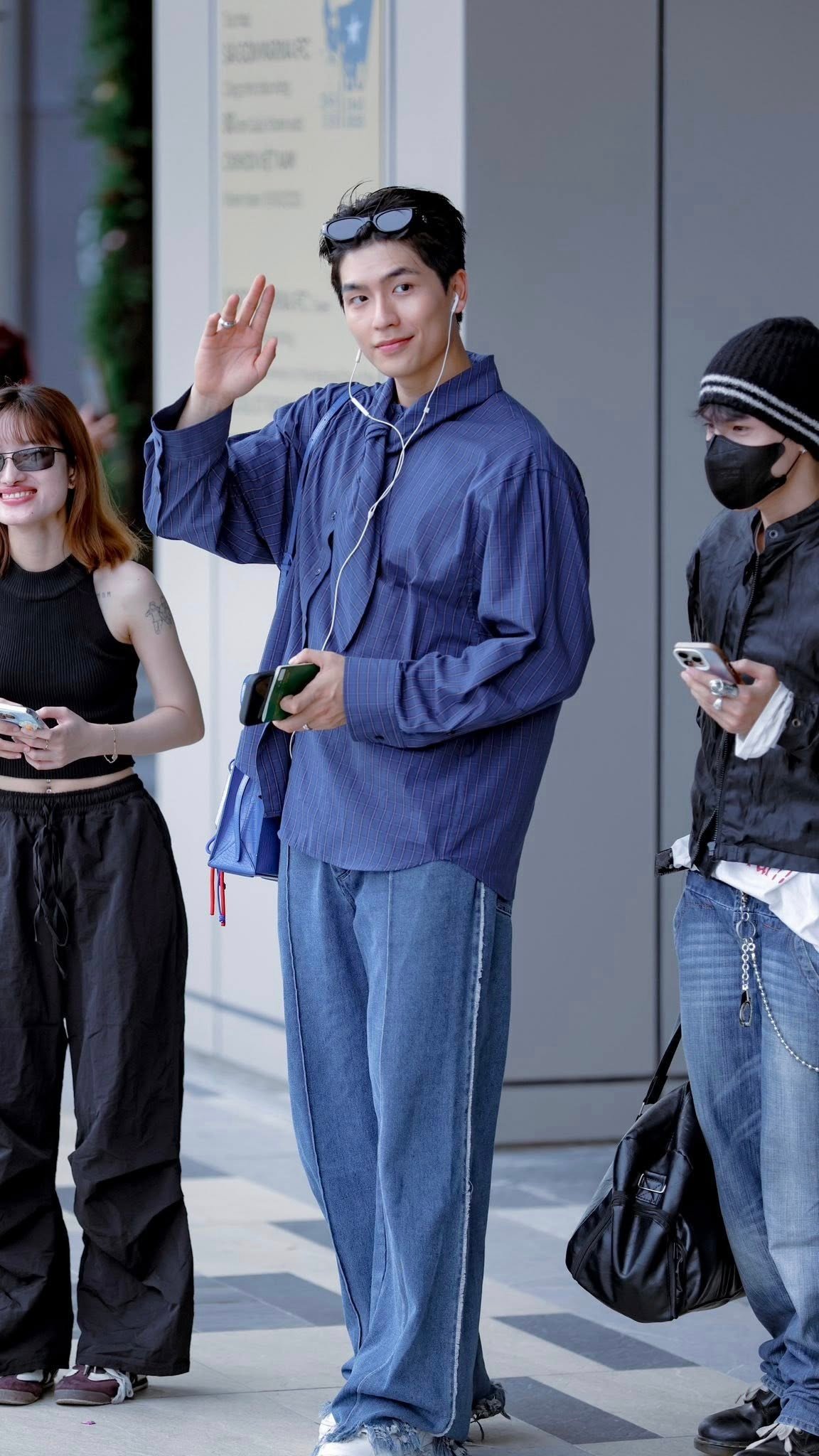 Sao Việt đu trend “ảnh trạm tỷ”: Huyền Lizzie sang chảnh, đến Chi Pu thì lạ lắm - 2