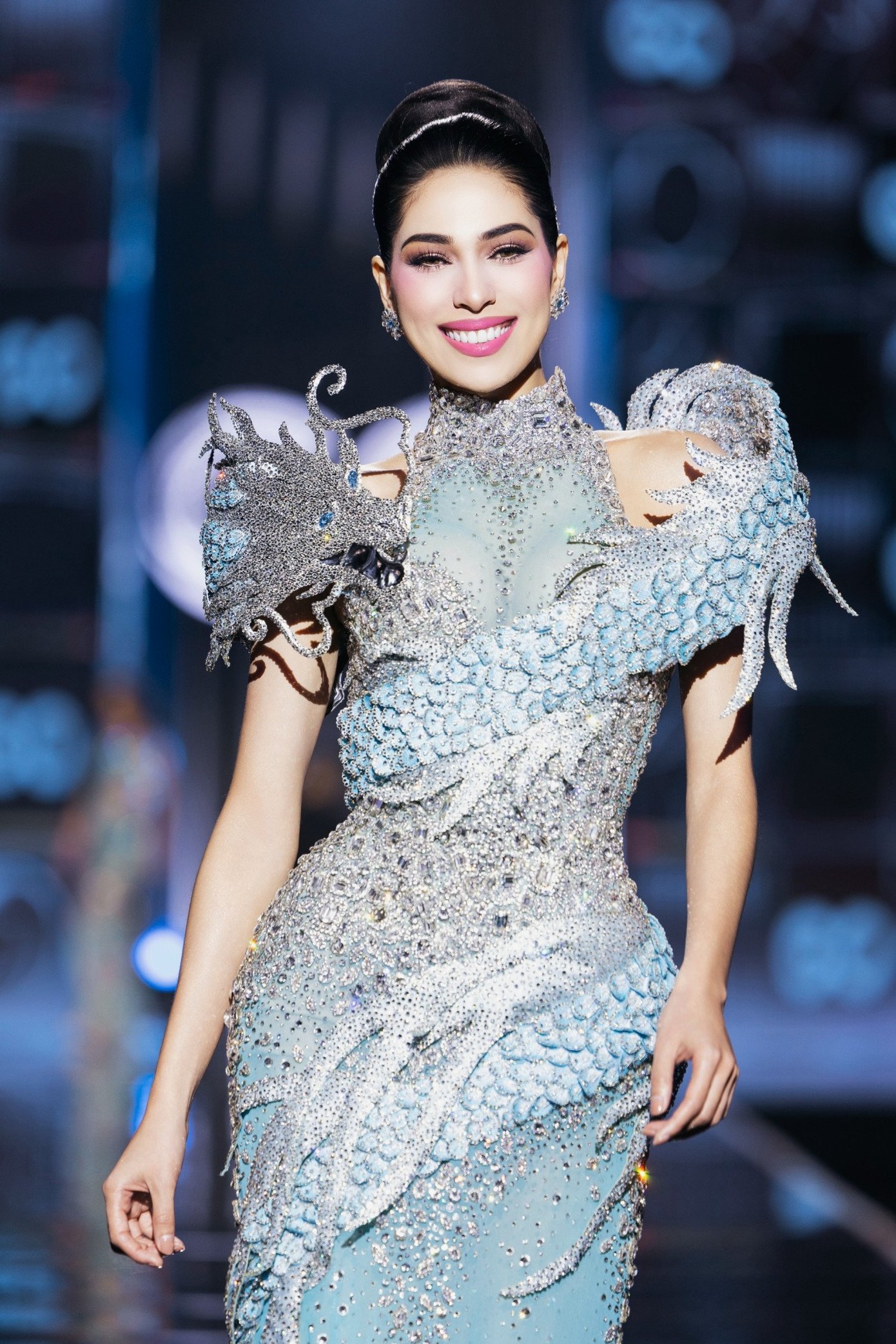 Thứ 4 là đại diện Philippines, người đẹp Chelsea Fernandez. Cô nhận được giải thưởng phụ Parade of Beauty Award và 1 giải thưởng khác đến từ nhà tài trợ.