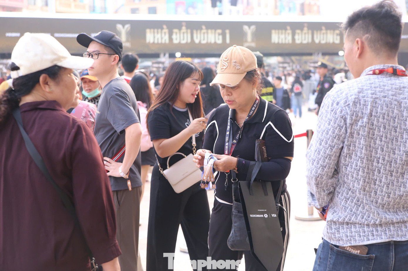 Thị trường chợ đen sôi động, nhiều hạng vé được hạ xuống kịch sàn.