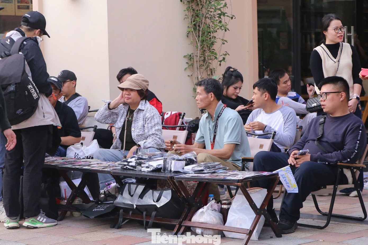 Thị trường chợ đen sôi động, nhiều hạng vé được hạ xuống kịch sàn.