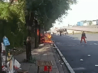 Bình gas phát nổ ở gần cầu vượt Linh Xuân, xe bún riêu tan tành - 1