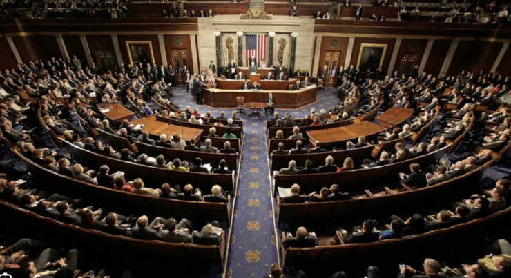 Ngày 17/12/2025, tại thủ đô Washington D.C., Hạ viện Mỹ tiến hành bỏ phiếu đối với 2 nghị quyết do các nghị sĩ Dân chủ đề xuất, nhằm hạn chế quyền của Tổng thống Donald Trump trong việc sử dụng lực lượng quân sự liên quan đến Venezuela..