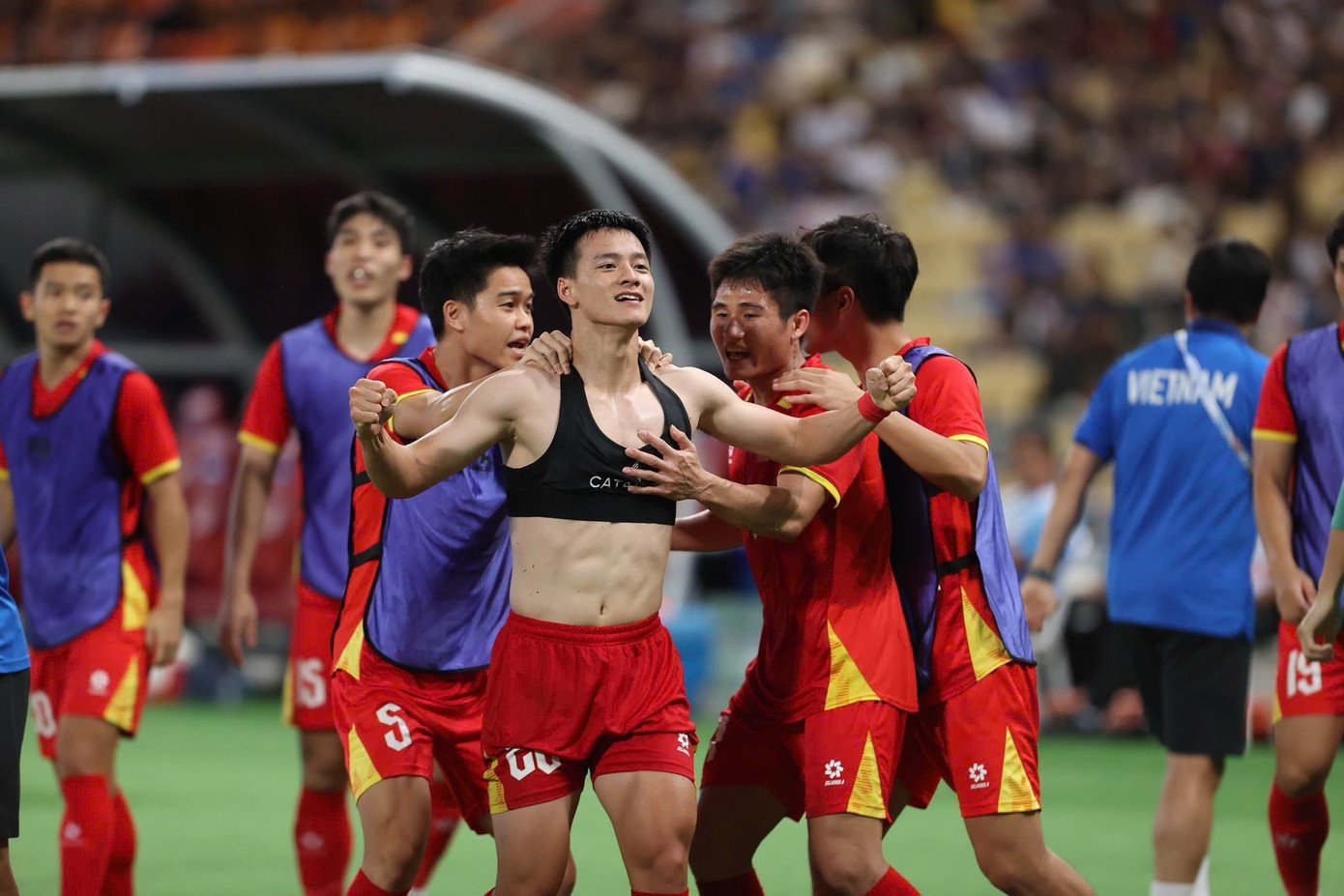 Phản ứng hài hước của vợ cầu thủ Thanh Nhàn trước khoảnh khắc “khẩu hình” gây sốt - 4