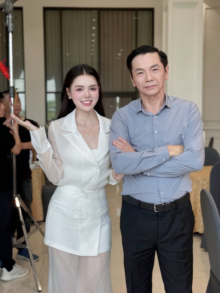 Bích Ngọc cùng NSND Trung Anh trên phim trường "Lằn ranh".&nbsp;