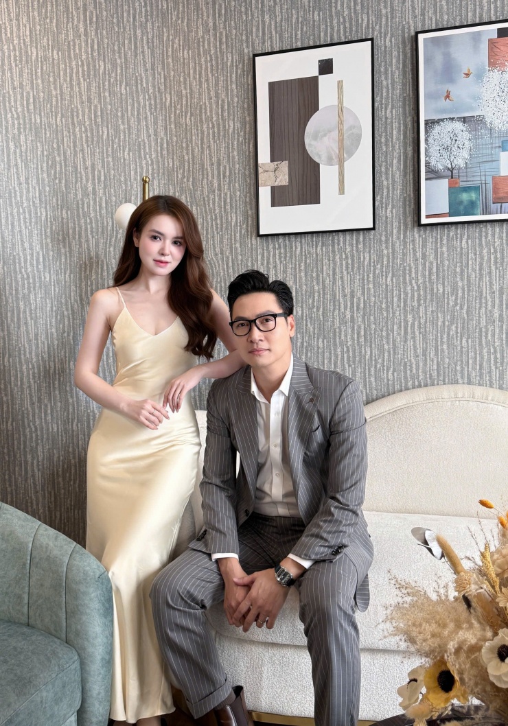 &nbsp;Bích Ngọc và Mạnh Trường ở hậu trường phim. Cô chia sẻ với VietNamNet: "Có những cảnh tình cảm với anh Mạnh Trường, tôi cũng hơi ngại và hơi cuống nhưng tính cách anh ấy bên ngoài vui vẻ và hoà đồng nên cũng đỡ run hơn".