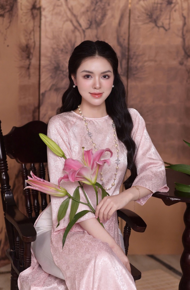 Bích Ngọc cao 1,65m với số đo 83-61-90cm. Cô cho biết hơi tự ti về chiều cao nên chưa tham gia cuộc thi sắc đẹp nào.