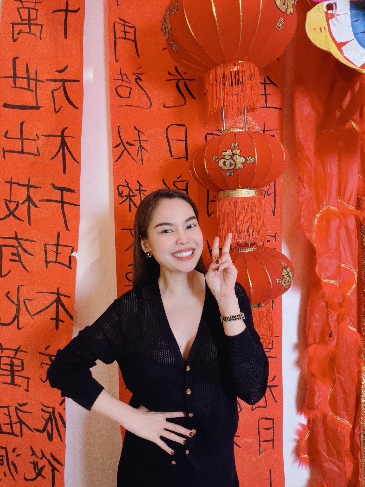 Ca sĩ Giang Hồng Ngọc chưng diện đi ăn lẩu.