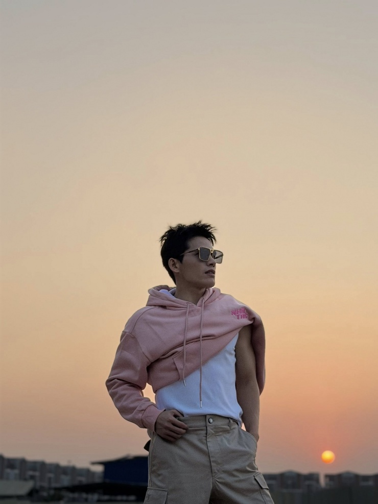 Ca sĩ Quốc Thiên "đu" trào lưu mặc áo khoác đang phổ biến.