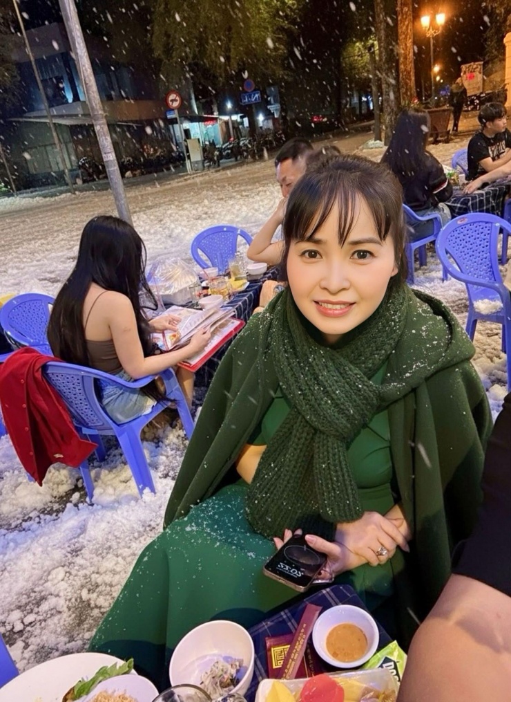 "Ca sĩ nhà trăm tỷ" Trang Nhung gây khó hiểu với bức ảnh được chỉnh sửa bằng AI.