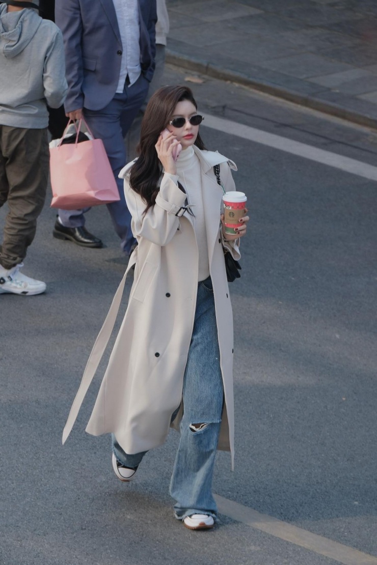 Sao Việt khoe street style khi đu trend chụp hình 'trạm tỷ' - 1