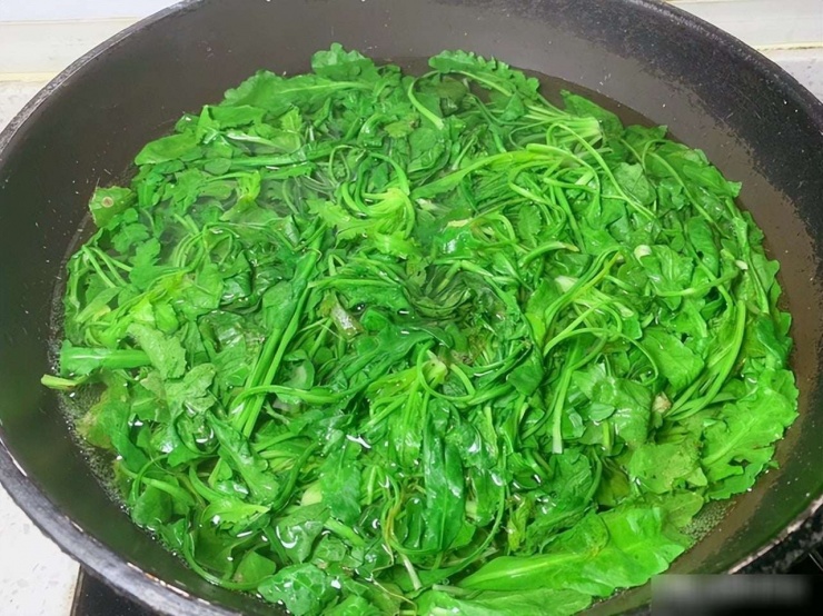 Bí quyết để bảo quản loại rau này là chần qua nước sôi.